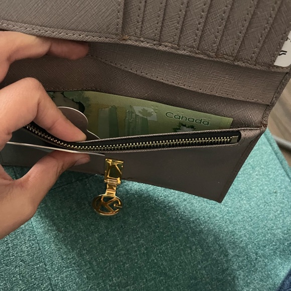 Kurt Geiger Wallet. Barely used. As good as new. Bought for £70( 118 CAD ) - Picture 5 of 10